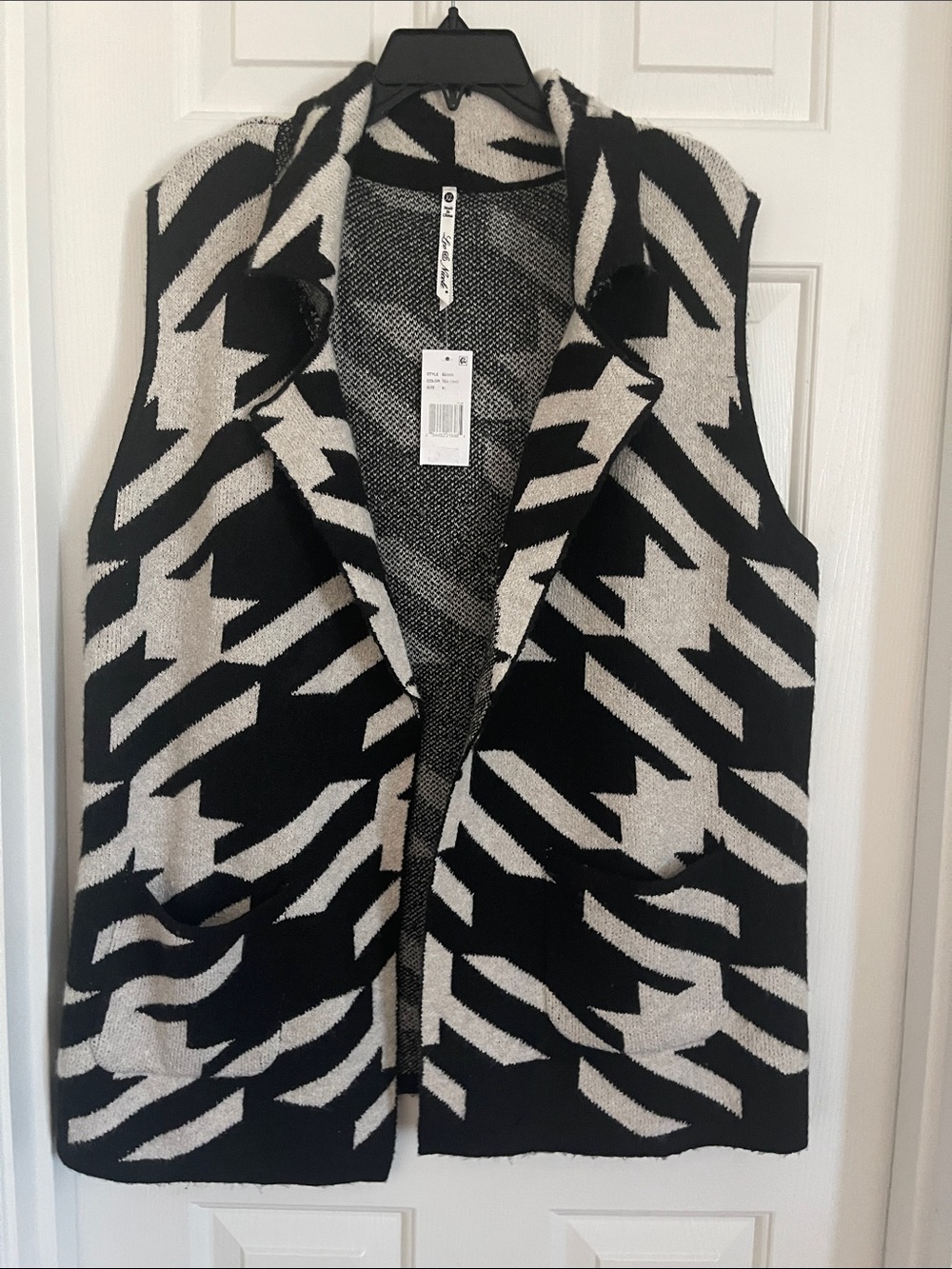Leo & Nicole Black and Cream Geometric Open-Front Knit Vest